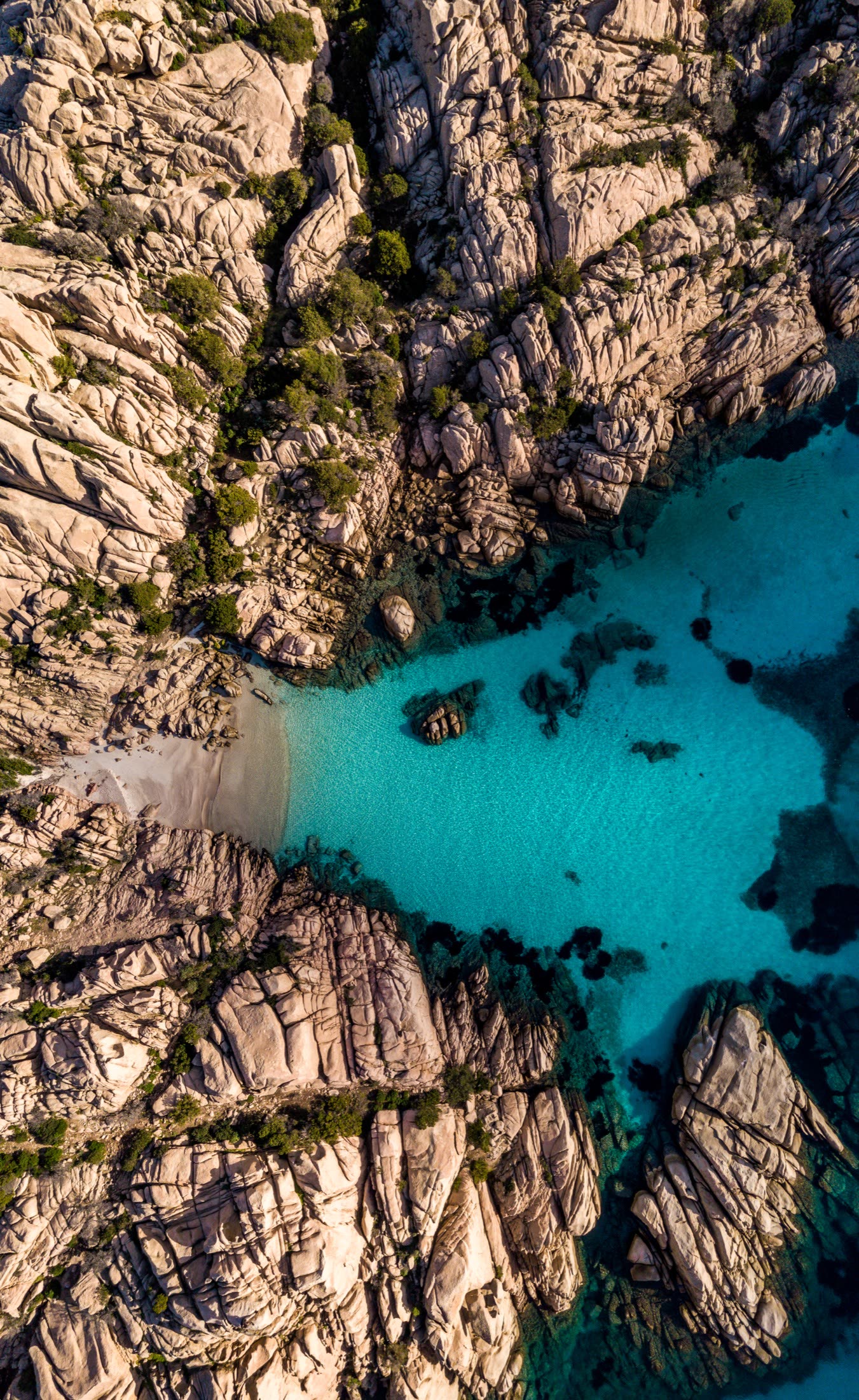 Acqua turchese e rocce dell'Arcipelago